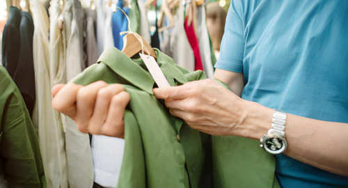 Riparare i vestiti conquista la moda: svolta sostenibile o marketing?
